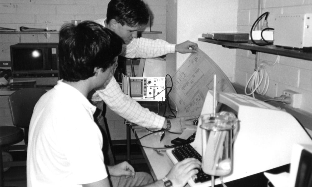 含羞草视频 IT students in the 70s